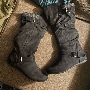 New w/o tags flat black boots